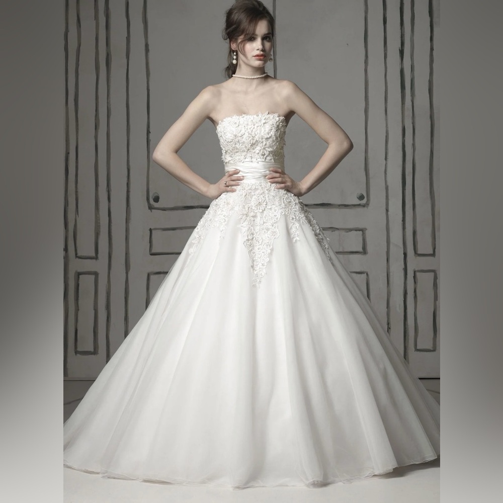 Strapless Lace Applique Ball Gown Wedding Dress in White